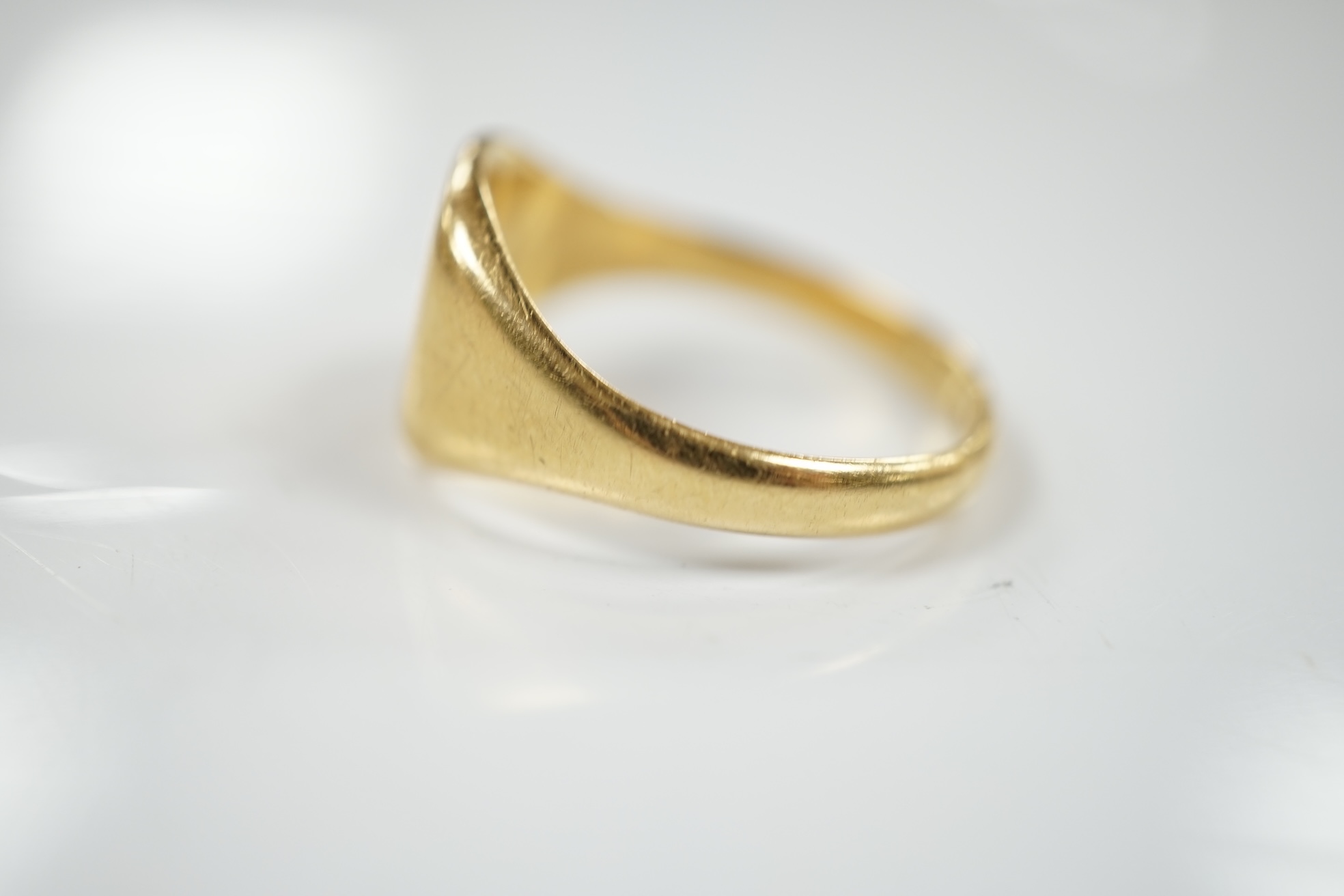 A modern 18ct gold signet ring, size W, 7.5 grams. Condition - fair